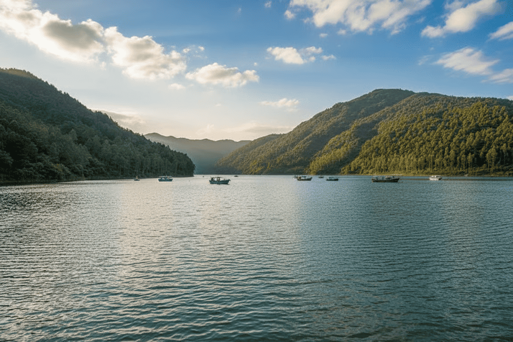 Khu vực gần bờ hồ Xạ Hương là một trong những điểm cắm trại qua đêm lý tưởng